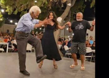 Viral ο 92χρονος παππούς στη Σχοινούσα – Ο Γιώργος Κωβαίος χορεύει και όλοι μένουν άναυδοι