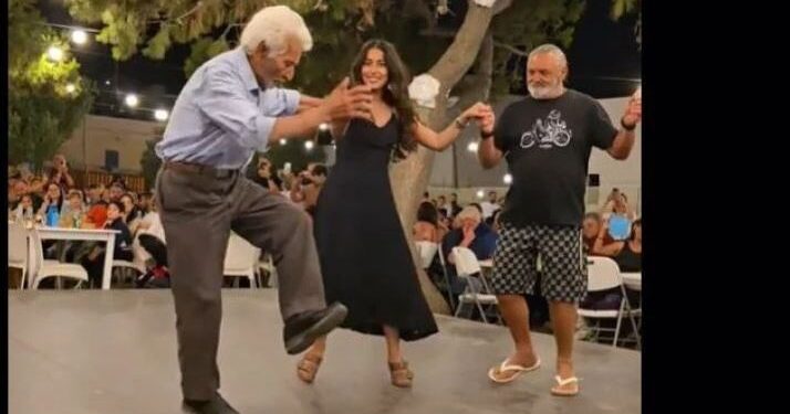 Viral ο 92χρονος παππούς στη Σχοινούσα – Ο Γιώργος Κωβαίος χορεύει και όλοι μένουν άναυδοι