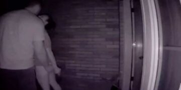 Alldaynews.gr Κρυφή κάμερα πιάνει στα πράσα τον άντρα της να την απατάει! Πως τον πρόδωσε το κουδούνι του σπιτιού τους;