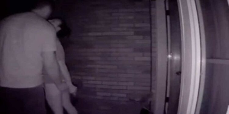 Alldaynews.gr Κρυφή κάμερα πιάνει στα πράσα τον άντρα της να την απατάει! Πως τον πρόδωσε το κουδούνι του σπιτιού τους;