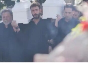 Κηδεία στη Γη της Ελιάς: Ανατριχιαστικές εικόνες των διδύμων με τα λευκά φέρετρα