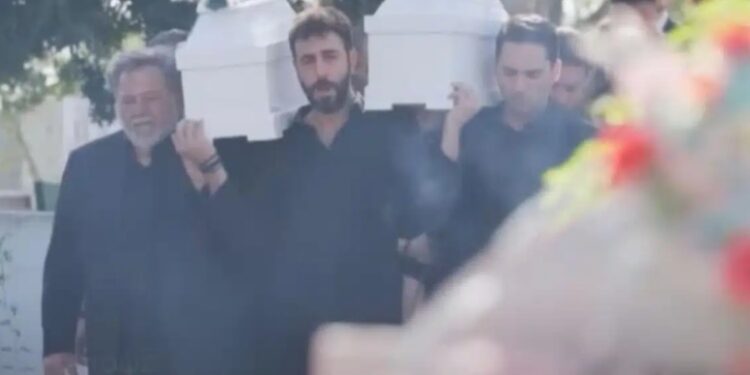 Κηδεία στη Γη της Ελιάς: Ανατριχιαστικές εικόνες των διδύμων με τα λευκά φέρετρα