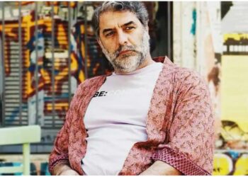 Χαμός με τον Βασίλη Μπισμπίκη – Πόζαρε με κόκκινες γόβες και διχτυωτές κάλτσες