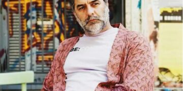 Χαμός με τον Βασίλη Μπισμπίκη – Πόζαρε με κόκκινες γόβες και διχτυωτές κάλτσες