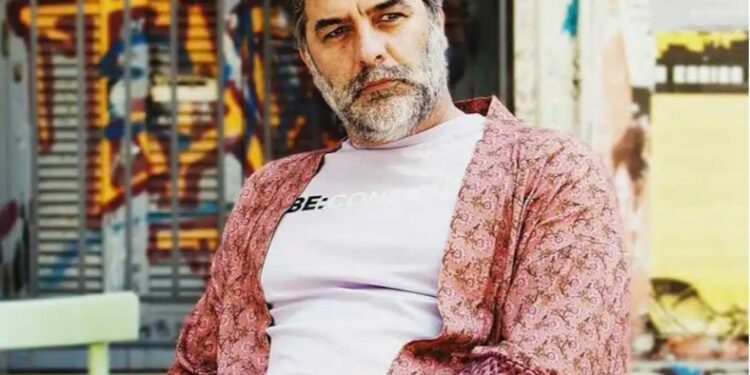 Χαμός με τον Βασίλη Μπισμπίκη – Πόζαρε με κόκκινες γόβες και διχτυωτές κάλτσες