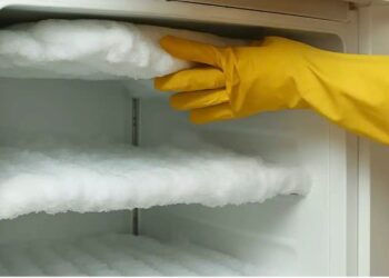 Απόψυξη εξπρές: O έξυπνο τρόπος για να καθαρίσετε τον πάγο από την κατάψυξη και να την κάνετε σαν καινούργια