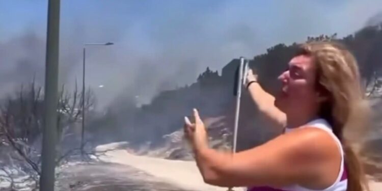 «Καίγονται τα σπίτια μας»: Συγκλονιστική μαρτυρία κατοίκου της Παλαιάς Φώκαιας