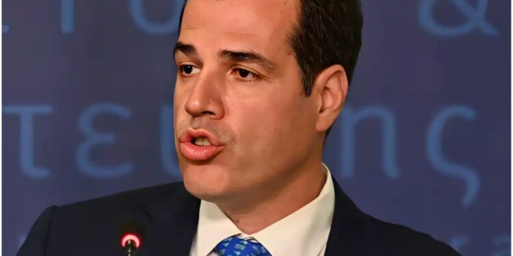 Πλεύρης: «Όποιος έρχεται παράνομα στην Ελλάδα, είτε θα επιστρέφει στη χώρα προέλευσης ή θα μπαίνει φυλακή»