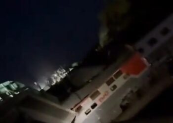 Κατέρρευσε γέφυρα με αυτοκίνητα και τρένο στη Ρωσία – Φόβοι για πολλά θύματα (video)