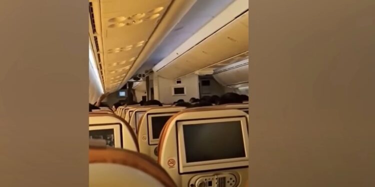 «Τίποτα δεν δούλευε»: Σοκαριστικό βίντεο δείχνει βλάβες στο μοιραίο αεροσκάφος πριν από τη συντριβή με πάνω από 265 νεκρούς