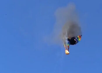 Τραγωδία: Οκτώ νεκροί από πτώση αερόστατου – Η συγκλονιστική στιγμή που πέφτει από τον ουρανό