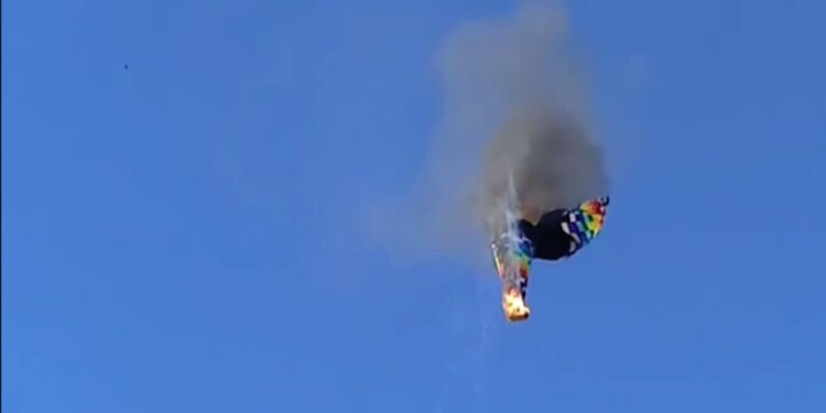 Τραγωδία: Οκτώ νεκροί από πτώση αερόστατου – Η συγκλονιστική στιγμή που πέφτει από τον ουρανό