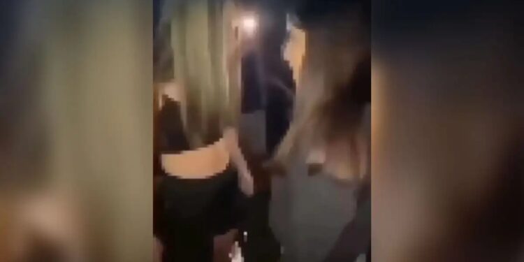 Alldaynews.gr Αναγνωρίστηκε από την αδελφή της η ανήλικη, θύμα ξυλοδαρμού στο βίντεο της οργής: Καταφεύγει στη δικαιοσύνη