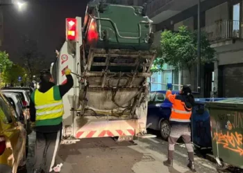 Επιβάτες αυτοκινήτου ξυλοκόπησαν άγρια εργαζόμενο καθαριότητας επειδή τους εμπόδιζε το απορριμματοφόρο – Βίντεο ντοκουμέντο από τη στιγμή της επίθεσης