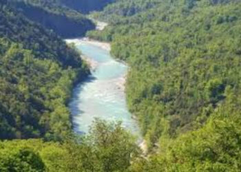 Δύο ανήλικοι ανασύρθηκαν χωρίς τις αισθήσεις τους από τον ποταμό Άραχθο