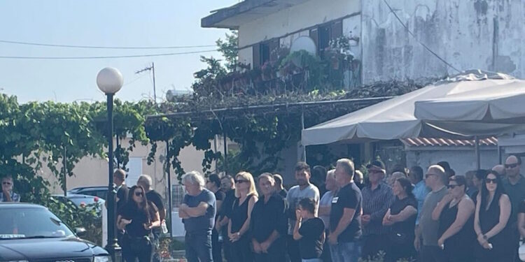 Alldaynews.gr Το τελευταίο «αντίο» στον 14χρονο Σπύρο που πνίγηκε στον Άραχθο