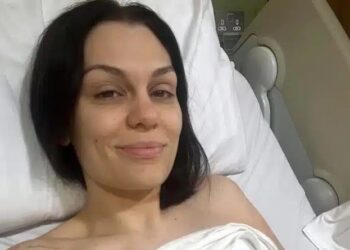 Alldaynews.gr H γνωστή τραγουδίστρια υποβλήθηκε σε μαστεκτομή μετά τη διάγνωση του καρκίνου του μαστού – Φωτογραφίες και βίντεο από το νοσοκομείο
