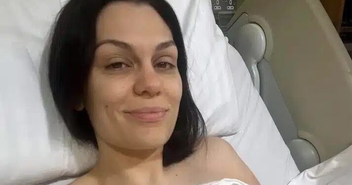 Alldaynews.gr H γνωστή τραγουδίστρια υποβλήθηκε σε μαστεκτομή μετά τη διάγνωση του καρκίνου του μαστού – Φωτογραφίες και βίντεο από το νοσοκομείο