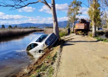 Πήρε φωτιά το αυτοκίνητο του και το έριξε σε κανάλι για να τη σβήσει