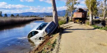 Alldaynews.gr Πήρε φωτιά το αυτοκίνητο του και το έριξε σε κανάλι για να τη σβήσει