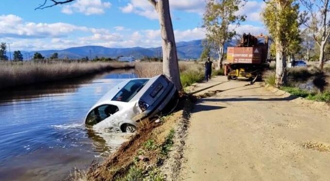 Alldaynews.gr Πήρε φωτιά το αυτοκίνητο του και το έριξε σε κανάλι για να τη σβήσει