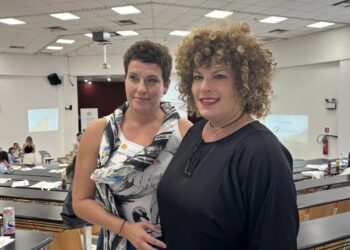 Μεγάλωσαν σε διαφορετικές πόλεις της Ελλάδας χωρίς να γνωρίζουν: Η συγκινητική ιστορία δίδυμων γυναικών που βρέθηκαν μετά από 20 χρόνια (video)