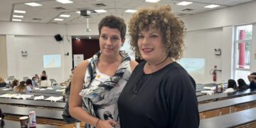 Alldaynews.gr Μεγάλωσαν σε διαφορετικές πόλεις της Ελλάδας χωρίς να γνωρίζουν: Η συγκινητική ιστορία δίδυμων γυναικών που βρέθηκαν μετά από 20 χρόνια (video)