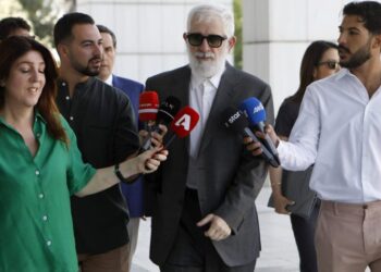 Alldaynews.gr «Ο Πασχάλης Τσαρούχας ξυλοκοπούσε πρώην συντρόφους του»: Χαμός έξω από τα δικαστήρια στη δίκη Φιλιππίδη