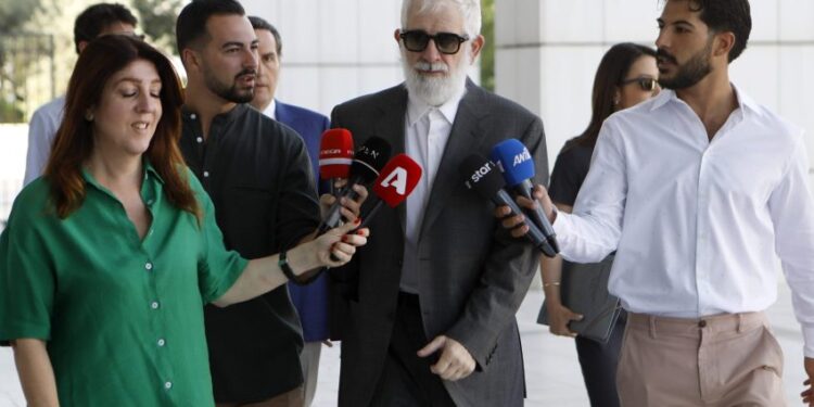 «Ο Πασχάλης Τσαρούχας ξυλοκοπούσε πρώην συντρόφους του»: Χαμός έξω από τα δικαστήρια στη δίκη Φιλιππίδη