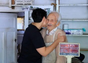 Εκατοντάχρονος σε χωριό της Λάρισας αποκαλύπτει το μυστικό της μακροζωίας του