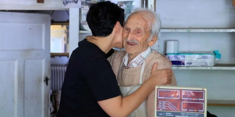 Alldaynews.gr Εκατοντάχρονος σε χωριό της Λάρισας αποκαλύπτει το μυστικό της μακροζωίας του
