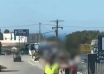 Αστυνομικοί ντύθηκαν τουρίστες και τσάκωσαν τους παρκαδόρους – Αποκαλυπτικά βίντεο