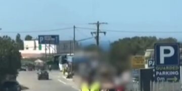 Αστυνομικοί ντύθηκαν τουρίστες και τσάκωσαν τους παρκαδόρους – Αποκαλυπτικά βίντεο