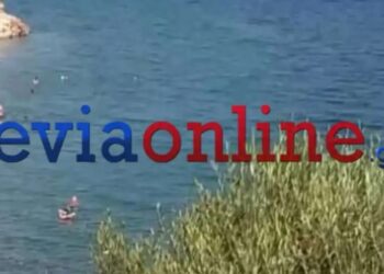 Αστυνομικός έσωσε μητέρα και το παιδί της που παρασύρθηκαν από τα ρεύματα επάνω σε στρώμα θαλάσσης