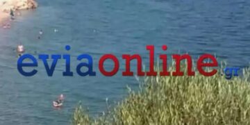 Alldaynews.gr Αστυνομικός έσωσε μητέρα και το παιδί της που παρασύρθηκαν από τα ρεύματα επάνω σε στρώμα θαλάσσης