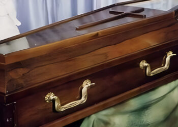 Νεκρή άνοιξε τα μάτια στην κηδεία της – Μεταφέρθηκε στο νοσοκομείο όπου αναρρώνει