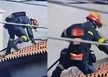 Παλαιά Φώκαια: Η συγκλονιστική στιγμή που ήρωας πυροσβέστης ανεβαίνει στη σκεπή φλεγόμενου σπιτιου με κίνδυνο τη ζωή του