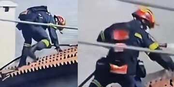 Alldaynews.gr Παλαιά Φώκαια: Η συγκλονιστική στιγμή που ήρωας πυροσβέστης ανεβαίνει στη σκεπή φλεγόμενου σπιτιου με κίνδυνο τη ζωή του