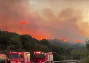 Μεγάλη φωτιά στην Παλαιοπαναγιά – Μήνυμα του 112 για απομάκρυνση των κατοίκων
