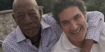 Alldaynews.gr Στους Παξούς ο Μόργκαν Φρίμαν παρέα με τον Χριστόφορο Παπακαλιάτη