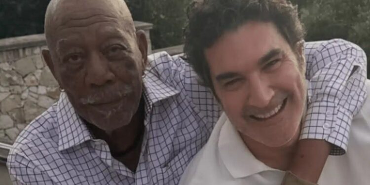 Alldaynews.gr Στους Παξούς ο Μόργκαν Φρίμαν παρέα με τον Χριστόφορο Παπακαλιάτη