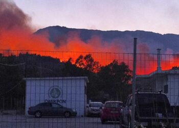 ΕΚΤΑΚΤΟ – ΜΕΓΑΛΗ ΦΩΤΙΑ ΤΩΡΑ: Ανεξέλεγκτα τα μέτωπα – Σε απόσταση αναπνοής από τα σπίτια οι φλόγες