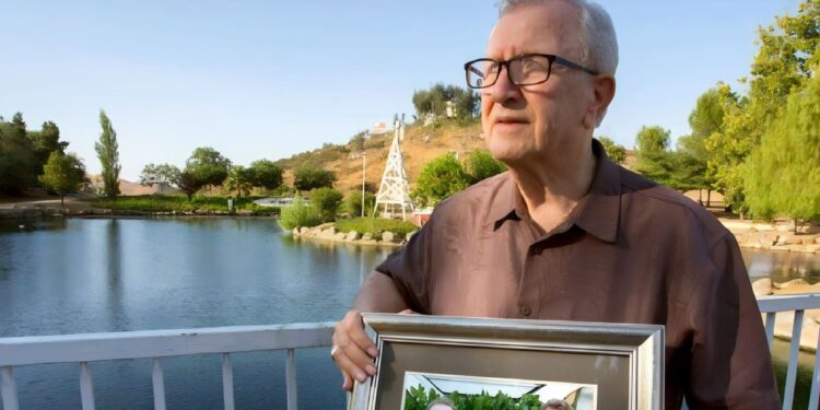 Alldaynews.gr Τον πήρε τηλέφωνο ο γιος του, τον οποίο είχε κηδέψει πριν από 11 μέρες – Αυτό που ακολούθησε προκαλεί σοκ