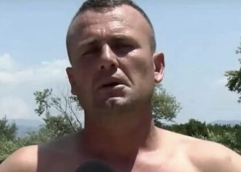 Τον λένε Γκόγκα Λεντιάν. Είναι Αλβανός. Είναι ο άνδρας που βούτηξε στον ποταμό Άραχθο και έσωσε τα δύο ανήλικα παιδιά