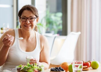 Ειδικός αποκαλύπτει: ΑΥΤΕΣ ΕΙΝΑΙ οι 10 τροφές που βοηθούν στην απώλεια βάρους – «Μιμούνται τη δράση του Ozempic»