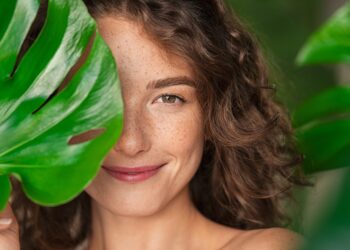 ΑΥΤΕΣ ΕΙΝΑΙ οι τροφές που σε κάνουν… νεότερο: Αυτά τα υλικά μειώνουν τη βιολογική ηλικία σου