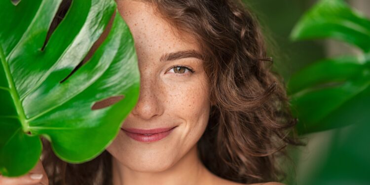 Alldaynews.gr ΑΥΤΕΣ ΕΙΝΑΙ οι τροφές που σε κάνουν… νεότερο: Αυτά τα υλικά μειώνουν τη βιολογική ηλικία σου