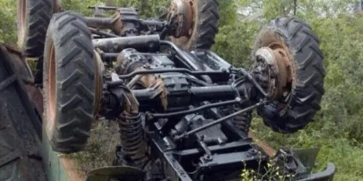 Ιερέας καταπλακώθηκε από το τρακτέρ του ενώ εκτελούσε αγροτικές εργασίες – Διακομίστηκε με ασθενοφόρο του ΕΚΑΒ  στο νοσοκομείο