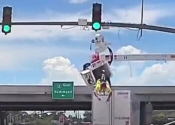 Τρομακτικό ατύχημα: Η στιγμή που ηλεκτρολόγος κρέμεται από γερανό μετά από σύγκρουση με νταλίκα