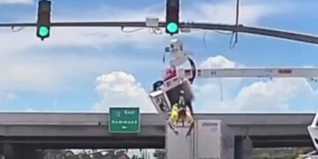 Τρομακτικό ατύχημα: Η στιγμή που ηλεκτρολόγος κρέμεται από γερανό μετά από σύγκρουση με νταλίκα